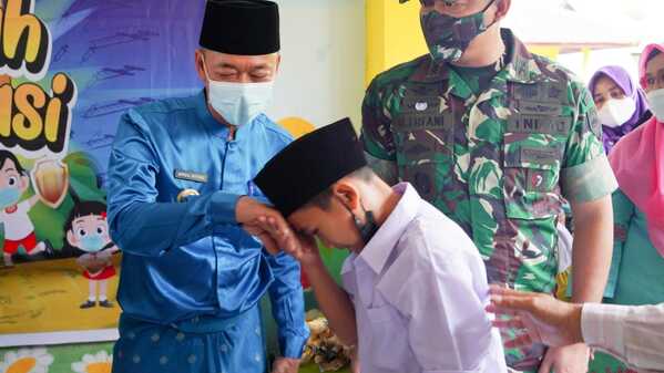 Bupati Rokan Hilir Afrizal Sintong, tinjau giat vaksinasi anak usia 6-11 Tahun dan dosis lanjutan di SDN 001 Bagan Kota. 